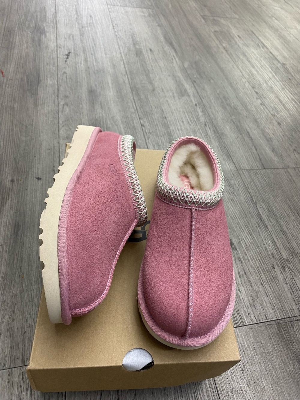 UGG W Tasman II Slippers – Hickory Description:
Authentic UGG W Tasman II slippe